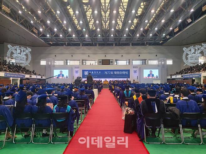 24일 오후 2시 관악캠퍼스 종합체육관에서 ‘제77회 전기 학위수여식’이 열리고 있다.(사진=이영민 수습기자)