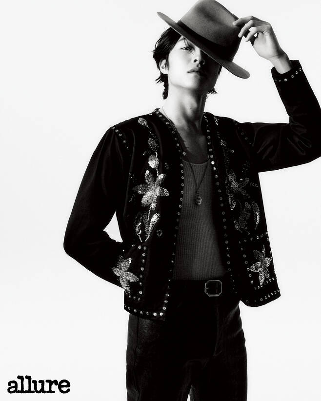 Actor Lee Jong-won has created a legendary pictorial.Allure Korea, a fashion magazine, unveiled an interview with Lee Jong-Won, a rising star who won the Rookie of the Year award, with Hot Summer Days as Hwang Tae-yong in MBCs Gold Spoon.Lee Jong-Won in the picture captures the cowboy concept, which is united by courage and pioneer spirit, with his own Feelings.Lee Jong-Wons body line, which is half-visible as a denim jacket with textured hair styling, turns into a modern cowboy by adding a stylish black sequin jacket to his actual collection of hats, revealing a solid physical that has been exercised for years. .Lee Jong-Wons charm, which freely moves between boyishness and manliness, blends harmoniously with the contrasting black and white tone, creating the illusion of watching a movie.In an interview after filming, Lee Jong-Won told his passion and values about acting. When asked about winning the Rookie of the Year award, Lee Jong-Won said, You are now a real actor.I used to be an actor, so if I was an actor, now Im a branded Feelings. And I know where to burn my energy. Personally, its a great change. I want to live just like now. If it is a new goal, I want to use the charged energy well. I am so happy now.Lee Jong-Won has built up his own filmography with delicate yet stable acting skills. As a result, he has performed Hot Summer Days as a successor to the chaebol, Hwang Tae-yong, who will live a life of dirt regardless of his will in the MBC  ⁇   ⁇   ⁇   ⁇   ⁇   ⁇   ⁇   ⁇   ⁇   ⁇  last year. I was honored to win the Rookie of the Year despite being the first main actor.As it proves such a hot popularity, MBC recently appeared in I live alone, and it is once again at the center of the topic, boasting a sensual lifestyle with daily life filled with laughter.In addition, Lee Jong-Won, who confirmed the male protagonist as Park Soo-ho, an employee of Kim Woo-young, will co-work with Lee Ha-nui and attract prospective viewers as a character of anti-charm.On the other hand, more pictures and interviews with Lee Jong-Won, the most anticipated actor in 2023, can be found on the Allure March issue and on the homepage.iMBC  ⁇  Photo courtesy of Allure