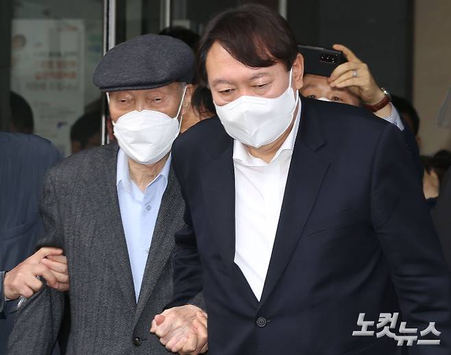 윤석열 대통령과 아버지인 윤기중 연세대 명예교수(왼쪽).