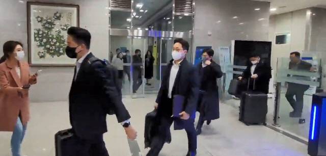 ▲ 국군방첩사령부 부대원들이 23일 오후 국방부 대변인실 PC 압수수색을 마치고 청사를 떠나고 있다. 국군방첩사령부는 이날 역술인 ‘천공’이 육군참모총장 공관을 방문했다는 의혹을 제기한 부승찬 전 국방부 대변인의 자택과 국방부 재직 중 사용한 PC 등에 대해 압수수색을 진행했다. 연합뉴스