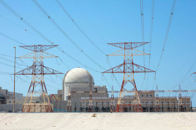 지난 24일 상업운전을 시작한 아랍에미리트(UAE) 바라카 원자력발전소 3호기 전경. (사진=한국전력공사)