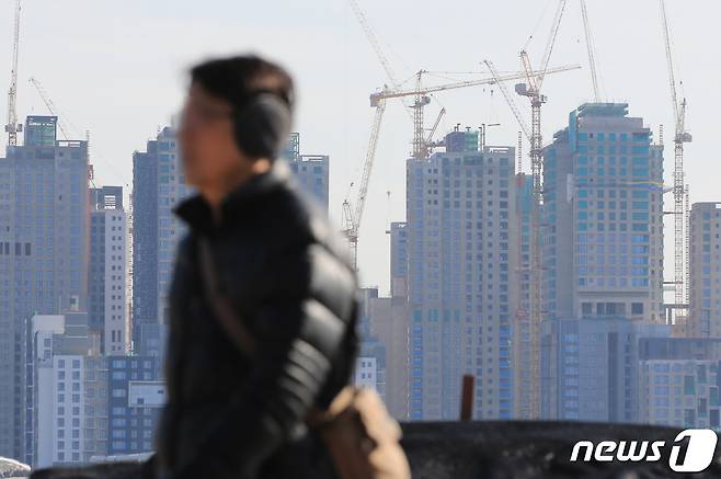 21일 서울의 한 아파트 단지 건설현장에서 공사가 진행되고 있다. 2023.2.21/뉴스1 ⓒ News1 구윤성 기자