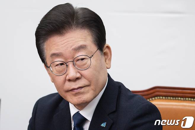 이재명 더불어민주당 대표가 27일 서울 여의도 국회에서 열린 최고위원회의에서 박홍근 원내대표의 모두 발언을 듣고 있다. 2023.2.27/뉴스1 ⓒ News1 유승관 기자