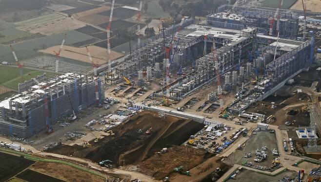 세계 최대 파운드리(반도체 위탁생산) 기업인 대만 TSMC가 일본에 두 번째 반도체 생산 공장 건설을 검토한다는 방침을 밝혔다고 일본 언론들이 13일 보도했다. /연합뉴스