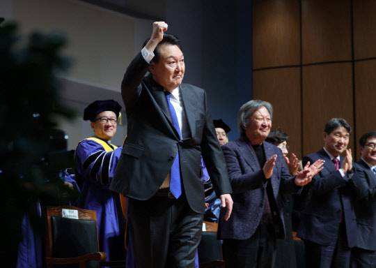 윤석열 대통령이 27일 서울 서대문구 연세대학교에서 열린 2023년 2월 학위수여식에서 축사를 마친 뒤 졸업생들에게 인사하고 있다. 연합뉴스