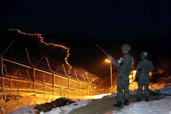 7사단 장병들이 감시등이 켜진 철책선에서 경계근무를 서고 있다. 중앙포토