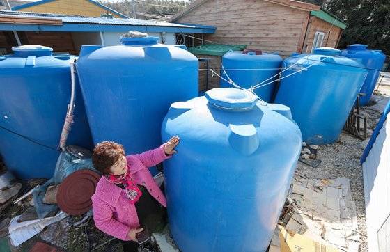 전남 완도군 보길면의 식당 뒷 공간에 대형 물탱크가 설치돼 있다. 프리랜서 장정필