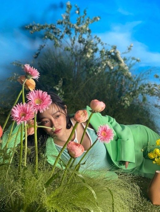 Kim Se-jeong posted three photos on his instagram with a blue heart emoticon on the 27th.In the photo, Kim Se-jeong in a green costume was posing while lying in a flower field. He attracted the attention of netizens with his beautiful spring day.The netizens responded The fairy came in springtime, This sister is beautiful again, Who is the flower? There is only the flower and It looks like a fairy in the forest.On the other hand, Kim Se-jeong appears in TVN drama Wonderful Rumor 2 scheduled to be broadcast in 2023.