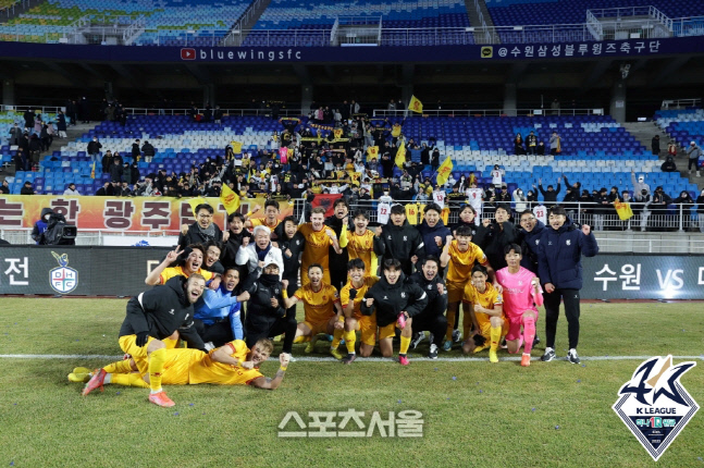 광주 선수단이 25일 수원 삼성전에서 승리한 뒤 단체 사진을 촬영하고 있다. 제공 | 한국프로축구연맹
