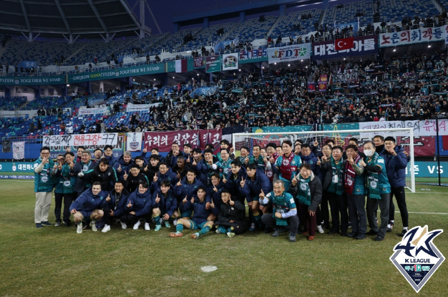 대전 선수단이 26일 강원을 꺾은 뒤 기쁨을 나누고 있다. 제공 | 한국프로축구연맹