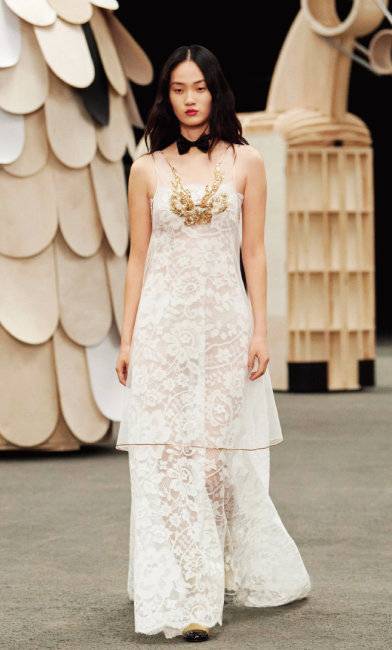 샤넬 2023 S/S 오트쿠튀르 쇼에서 클로징 모델이 된 신현지.