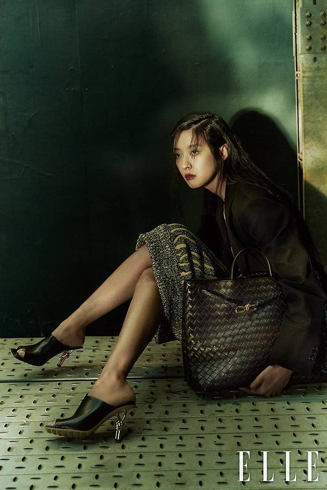 블랙 재킷과 애니멀 프린트의 자카르 드레스, 놋 디테일의 뮬 펌프스, 램스킨 라지 사이즈 ‘안디아모' 백은 모두 Bottega Veneta.