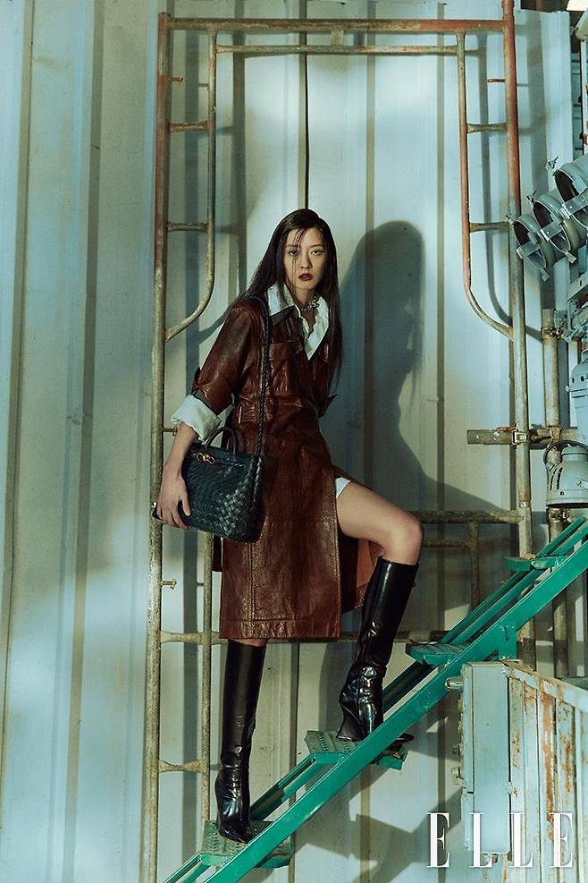 브라운 레더 드레스와 레이어드가 돋보이는 셔츠, 롱부츠, 놋 디테일의 ‘안디아모' 백, 실버 네크리스는 모두 Bottega Veneta.