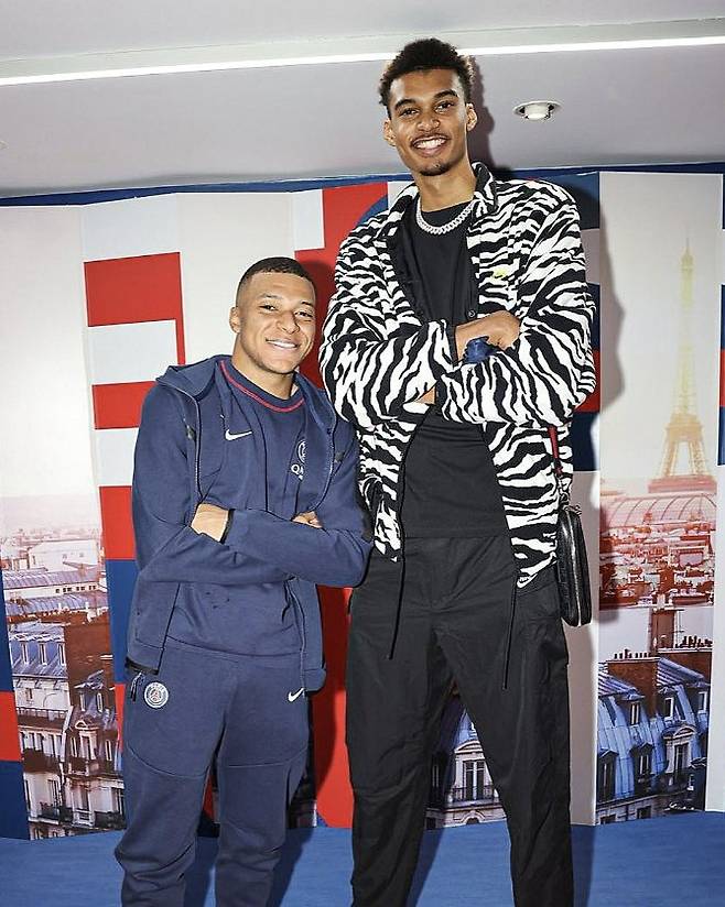 음바페(왼쪽)를 만난 웸반야마. 사진 PSG SNS