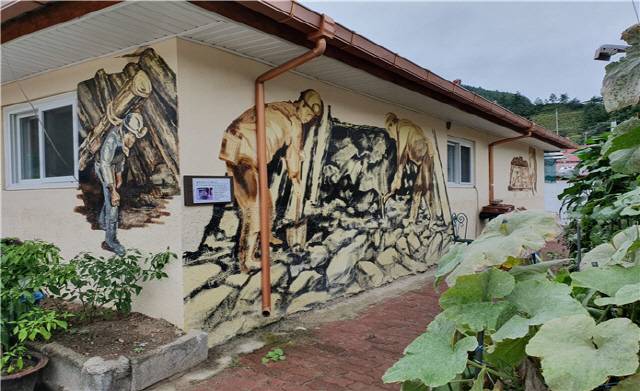 태백시 상장동 곳곳에는 탄광 호황기 당시 광부들과 탄광을 기억할 수 있는 벽화가 그려져 있다. 사진제공=상장동행정복지센터