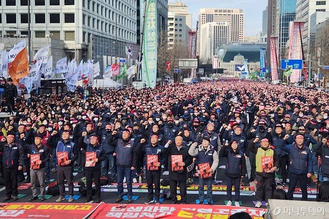 민주노총은 28일 오후 3시 서울 숭례문 인근에서 '건설노조 탄압 규탄! 반노동 윤석열 정권 심판! 민주노총 결의대회'를 열고 윤석열 정부의 건설노조 탄압을 규탄했다. /사진=박상곤 기자