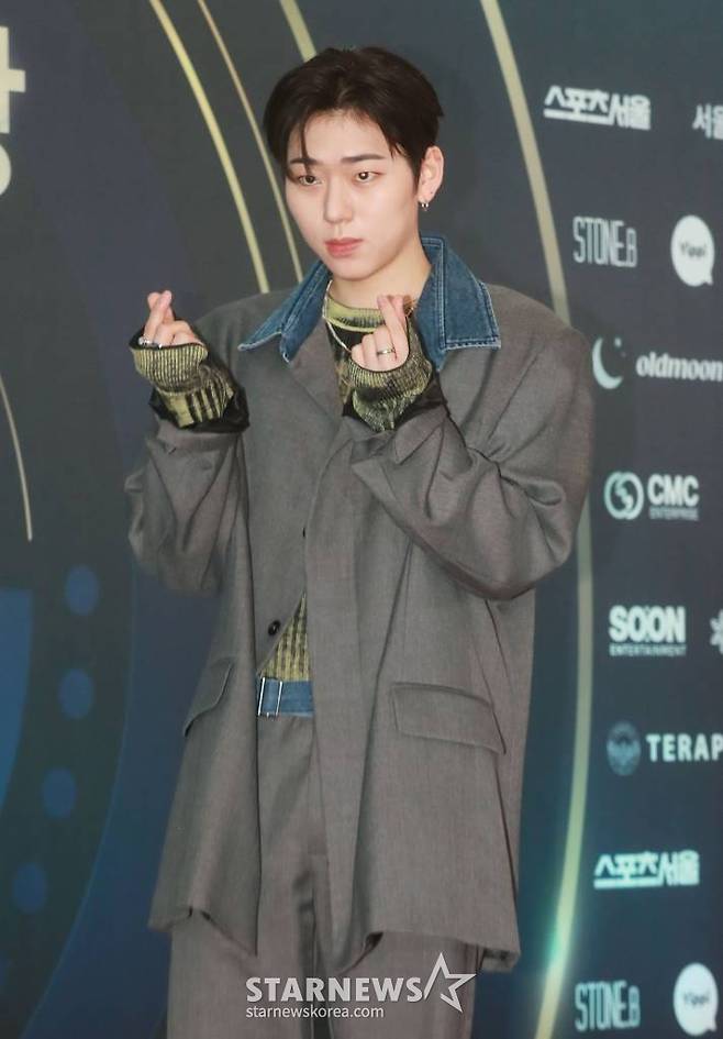 가수 지코가 19일 오후 서울 올림픽공원 KSPO DOME에서 진행된 제32회 서울가요대상 레드카펫 행사에 참석해 포즈를 취하고 있다. /2023.01.19 /사진=이동훈 기자 photoguy@