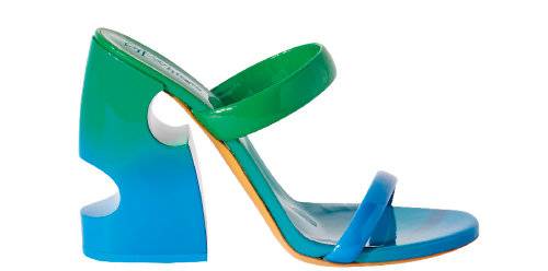 구멍난 치즈를 연상시키는 굽이 인상적인 샌들. 116만 원 오프화이트.