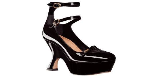 힐의 중간 부분이 잘록하게 꺾인 스풀 힐과 플랫폼으로 완성된 메리 제인 펌프스. 206만 원 디올.