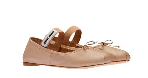 새틴 소재에 로고를 새긴 스트랩 슈즈 장식이 독특하다. 119만 원 미우미우.