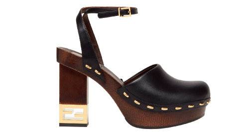 전통적인 디자인에 금속 버클로 세련미를 더한 클로그. 234만 원 펜디.