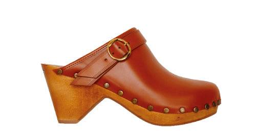 원뿔 형태로 깎은 나무 밑창에 캐러멜 브라운 컬러 가죽으로 에스닉한 감성을 강조했다. 70만9000원 이자벨마랑.