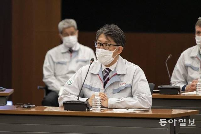 일본 토요타의 사토 코지 신임 사장 내정자가 노조위원장과의 노사 협상장에 참석한 모습. 토요타 홈페이지
