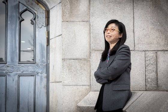 이지선 교수가 지난달 28일 오후 이화여자대학교에서 중앙일보와 인터뷰를 하고 있다. 장진영 기자