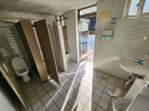 인천 연수구 청학동 시대어린이공원의 남녀공용 공중화장실 내부. 황남건기자