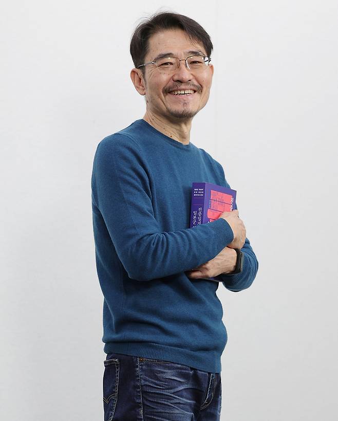 일본군 부대들의 진중일지를 통해서 위안소가 사실상 일본군의 군사시설이었고 위안부들의 총체적 ‘가해시스템’이었음을 규명한 책이 최근 나왔다. 연구자인 하종문 한신대 교수는 15년에 걸친 연구에서 “특별히 힘든 일은 없었다”며 “오히려 새로운 내용, 특히 다른 사람들이 못 봤던 내용을 찾아내고 그것의 맥락이 눈에 들어올 땐 즐거웠다”고 말했다. 이재문 기자