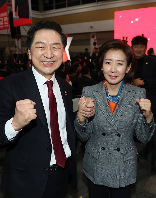 김기현 국민의힘 당대표 후보(맨 앞줄 왼쪽)와 나경원 전 의원(〃 〃 오른쪽)이 28일 오후 대구 북구 엑스코에서 열린 국민의힘 제3차 전당대회 대구·경북 합동연설회에서 포즈를 취하고 있다. 대구=뉴시스