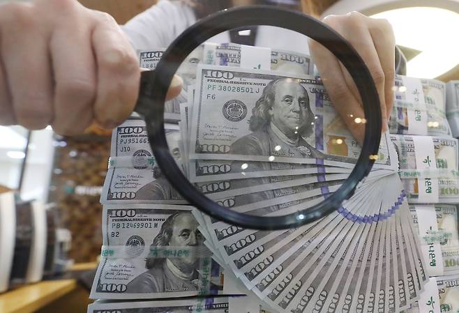 서울 중구 하나은행 위변조대응센터에서 직원이 달러화를 정리하는 모습./뉴스1