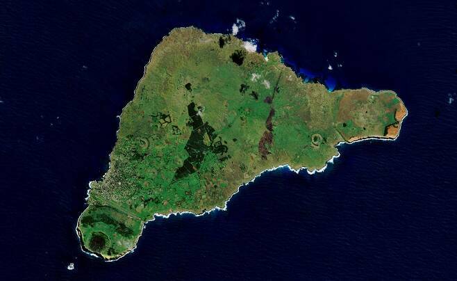 위성으로 본 이스터섬의 모습. 출처=contains modified Copernicus Sentinel data (2019), processed by ESA, CC BY-SA 3.0 IGO