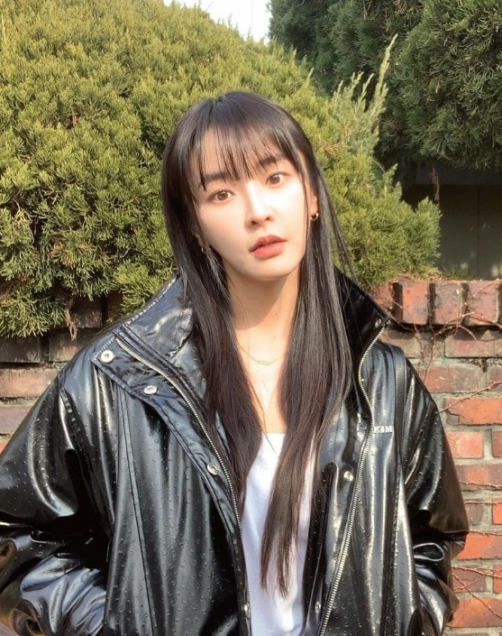 Jung Yu-mi posted three photos on his instagram on the 2nd day with the phrase Flu careful Hae Se-young.The released photo showed Jung Yu-mi in a black rider jacket staring at the camera, showing off her high school-girl innocence with her straight bangs and innocent looks.The netizens responded Are you a high school girl? You are cute when you laugh, Jung Yu-mi is also careful of Flu and I look forward to good works and Yumi is so pretty and cute.On the other hand, Jung Yu-mi has appeared in the movie Birth which was released in November and is currently reviewing his next film.