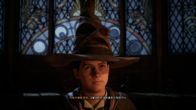 해리포터 IP를 활용한 '호그와트 레거시'가 출시 2주 만에 매출 1조원을 돌파했다. 사진은 해리포터에 등장하는 '기숙사 배정 모자'가 기숙사를 정해주는 모습./사진=호그와트 레거시 캡처