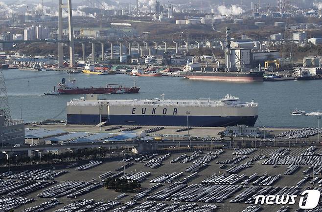 현대자동차 울산공장 야적장과 석유화학 공단 모습. ⓒ News1