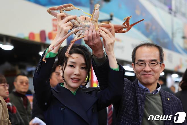 윤석열 대통령 부인 김건희 여사가 3일 경북 포항 죽도시장을 방문해 대게를 들어보고 있다. (대통령실 제공) 2023.3.3/뉴스1 ⓒ News1 오대일 기자
