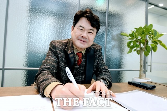 TV shipbuilding new music pro, KBS All States Born to SingEntertainment world all-around talent directing production MC etc. 1 person 3 station confidenceThis time, he is recognized as a entertainment all-around talent. This time, he will stand in front of viewers with a new Born to Sing program MC through South Korea singing which will be broadcast on TV shipbuilding from April.Kim Jong-kook is differentiating itself from the existing KBS All statesBorn to Sing in a format and composition distinctly ahead of full-scale broadcasting a month later.However, it is already attracting attention both inside and outside the broadcasting company how to solve the target audience of all the people of both sexes.It is also a matter of concern that there will be a new change in the broadcasting industry after the trot audition.Kim Jong-kook said, We have already prepared a broadcast schedule by running through the Municipalities of All states for several months, he said. We will be able to enjoy the different fun of amateur Born to Sing.I listened to Kim Jong-kook, who was in charge of program production, directing, and MC for one person.The interview was held for two hours in the meeting room of his outsourcing company Singing South Korea in Sangsu-dong, Mapo-gu, Seoul on the afternoon of the 28th of last month.TV Koreas new musical entertainment Singing South Korea, which is scheduled to air in April, is a song competition program of amateur singers from all states.It is a stage of opportunity for anyone to be treated as a star if they show off their hidden talents to local famous celebrities and handymen.It is anticipated to be another competition program in the style of All statesBorn to Sing, which is first attempted on the mainstream channel.I can not explain it in detail, but it is clear that there is an invisible pressure from the people of the existing broadcasting company. Some legendary singers are dying to appeal disadvantage pressure after being on stage as an invited singer of South Korea .As an MC, I am in a position to be a singer as a program producer, so I am worried about how to solve it in the future.It is not true or appropriate to say that Yongsan gave a signal or pushed it from the National Assembly.Everyone in South Korea knows that they did election campaigns during the presidential election, but if they get preferential treatment in broadcasting, they will soon become controversial. Rather, I was discriminated against.As I launched this program, I realized once again that entertainers should distance themselves from politics.Yes, so jealousy is not a joke before the broadcast starts.  You know, its not a joke, its a joke that the program is organized on a line.  Its a story that does not work in an age of infinite competition.I have been selling for months, running around All states Municipalities, putting in proposals and selling them.Its a pity that its buried in All statesBorn to Sing before the show. There is no comparable program at the moment, so it seems like it comes out before it is broadcast. Its similar in format, but its actually completely different in color.I am confident that South Korea singing will be loved by viewers as long as I have been thinking about it for a long time. It is meaningful to stick to the familiar form for decades, but if the needs of the times change, change is also necessary.Kim Jong-kook said, Although the format seems similar to the existing KBS All statesBorn to Sing, which is a preliminary contest, the compositions that add fun and excitement such as visiting trial and instant dance king selection are quite different.Out of a total of 15 finalists, five winners will be awarded prize money (Grand Prize 200, Excellence Prize 100, Encouragement Prize 50, Popular Prize 50, Dance King 50).We have already finished recording four episodes, and we have fixed recording schedules with more than 20 municipalities in all states.The rest of the Municipalities are also under discussion, so you can assume that the broadcast is actually secured by the end of this year. Im sure there will be more requests when the broadcast begins.I am confident that there will be no problem in going to the longevity program for the next 10 or 20 years.Kim Jong-kook finished his second recording in Mungyeong, Gyeongsangbuk-do, which is his hometown, starting with Changwon station special city in Gyeongnam.Changwon station, which was held at Seongsan Art Hall Grand Theater, introduced local specialties, followed by the stage of invited singers such as Sulwondo, Kim Soohee, Kangjin, and Jungmin.In line with the audience participation concept, some audiences were hot enough to preoccupy the front seat early on the recording day.First of all, there is no no elimination. When 15 people who have been preliminarily judged come to the finals and perform a song confrontation, a total of 10 people including MC will conduct a fair and transparent examination.If I and the members of the band (9 members) give a score (7 points, 8 points, 9 points, 10 points) each, it will be released as soon as the song ends. This score is also fun to watch because viewers can judge it.The Dance King Party is an exciting seasoning corner where visitors can visit the traditional markets and local attractions to find amateur singers and express the excitement of the audience on the day of recording.Kim Jong-kook said, The first goal is to give all viewers a pleasant pleasure, he said.Cuckoos flew into the air with their hands and mouths as they made a cuckoo-cuckoo-cuckoo-cuckoo-cuckoo sound.Five to six such cuckoos responded to Kim Jong-kooks fake cries and flew in a word. It was an incredible sight to see.