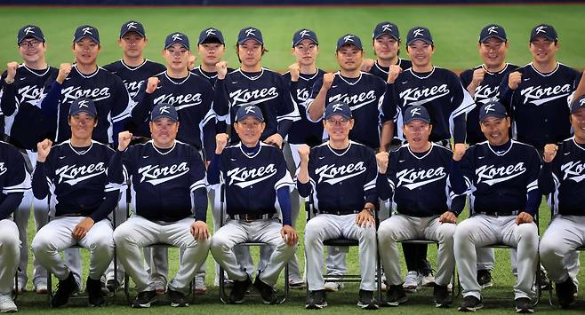 WBC 대표팀 선수단이 3일 서울 고척에서 대회 선전을 다짐하며 기념 촬영을 하고 있다. /뉴시스