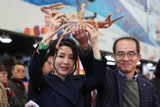윤석열 대통령 배우자인 김건희 여사가 3일 경북 포항 죽도시장을 방문해 대게를 들어보고 있다. (대통령실 제공) /뉴스1