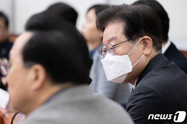 (서울=뉴스1) 이재명 기자 = 이재명 더불어민주당 대표가 3일 오전 서울 여의도 국회에서 열린 최고위원회의에서 박홍근 원내대표의 발언을 듣고 있다. 2023.3.3/뉴스1 Copyright (C) 뉴스1. All rights reserved. 무단 전재 및 재배포 금지.