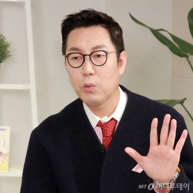Comedian Kim Young-chul, 49, has revealed his heartfelt feelings toward his pro-sister, who is battling colon cancer.SBS PowerFM Kim Young-chuls PowerFM broadcast on the 3rd revealed the story of a sick mother.Kim Young-chul said, December 27, 2021. Its an unforgettable day. Its already been a year and four months.On December 27 last year, I gave my sister an allowance, saying, Ive been doing well for a year. This is also something to celebrate, he recalled.If you are sick, do not you try to eat rice and try to lie down? I asked, Ill just lie down. There was nothing I could do next to you.All I could do was to be willing to give the house and buy Sisters favorite Shine Muscat. Kim Young-chul said, Its not easy to watch, but I think we still have to watch, adding, Hearing the story reminds me of a year and four months ago. I would like to thank the sister once again for holding out well.When I was writing my book, my sister called me and said, Young-chul, its between the second and third stage of sister colon cancer. Lets take this opportunity to lose weight.The conversation I had with Sister that day (like the title) seemed to be crying and laughing. 