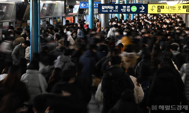 서울 구로구 신도림역 지하철1호선 역사에서 출근을 위해 하차한 시민들이 이동하고 있다. 임세준 기자.