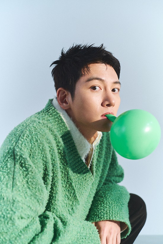 Actress Ji Chang-wook completed the pictorial with perfect visuals.Japan fashion magazine Elle Japan released an interview with Ji Chang-wook on the 2nd.Ji Chang-wook attracted attention by sensibly digesting the striking green-colored knit in this picture, and naturally utilized the balloon used as a props in a chic look to emit his own charm.The interview, which was published along with the picture, contained an in-depth idea of Ji Chang-wooks work and role and the story of Ji Chang-wook.Ji Chang-wook, who has a sense of youthfulness and a sense of youthfulness, is the back door of the scene where a warm smile has never ceased.Ji Chang-wook proved the popularity of Korean Wave in February with a fan meeting held in Yokohama, Japan, with about 5,000 spectators.Ji Chang-wooks pictures and interviews showing the hot popularity in Japan can be found on the Elle Japan website.Meanwhile, Ji Chang-wooks next film, The Worst Evil, is expected to be released worldwide through Disney + in the second half of 2023.Photo by Elle Japan