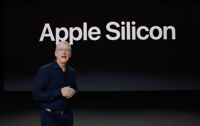 팀 쿡 애플 최고경영자가 2020년 WWDC 행사에서 애플 실리콘을 소개하며 인텔 CPU대신 자체 개발한 반도체를 사용하겠다고 선언하고 있다.