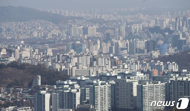 (서울=뉴스1) 김민지 기자 = 서울 아파트 매수심리가 2주 연속 상승했다. 24일 한국부동산원에 따르면 이번 주 서울 아파트 매매수급지수는 지난주(66.4)보다 0.3포인트 상승한 66.7을 기록했다. 지역별로 보면 강남 3구가 있는 동남권은 지난주 70.9에서 이번 주 71.4로 올랐으며, 중구·종로구 등이 속한 도심권도 69.1에서 69.4로 상승했다. 반면 노원·도봉·강북이 속한 동북권은 지난주 70.7에서 이번 주 70.6으로 소폭 하락했다. 사진은 이날 오후 남산타워에서 바라본 아파트 단지 모습. 2023.2.24/뉴스1 Copyright (C) 뉴스1. All rights reserved. 무단 전재 및 재배포 금지.