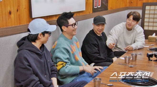 Ji Suk-jin, did not you spend all your pocket money for a year? 32 Hanwoo Alcoholic drinks would have cost you a lot of Alcoholic drinks.Still, Ji Suk-jin shouted happiness after a lump-sum payment.At the SBS Running Man broadcast on the 5th, the members gathered at a gymnasium. The banner of Ji Suk-jin shoots was hung at the gymnasium, which surprised all the members.In the last Winter MT Special, Ji Suk-jin was given an Alcoholic drink place to keep what he said, I can buy anything because I am a junior.On this day, Ji Suk-jin told the members, I honestly wanted to buy you guys. I bought it and the camera came.The camera came and I did not buy it. However, Yoo Jae-seok said, Please eat the sirloin because the price is safe. However, Yang claimed to be an anchor, and eventually he decided to start with a special part, and the Running Man staff came in one by one. As the number of people increased, the Alcoholic drink seat eventually turned into a super scale.It turns out that this Alcoholic drink has a hidden rule: every time the Running Man members mention Seoksam, Im angry, Delicious, and PresidentIn fact, Ji Suk-jin said, Let the producers come too when talking to the production crew. On the day of filming, he was informed that every time you say delicious, one crew member will be put in and eat.In the meantime, the restaurant was filled with the production crew, and Ji Suk-jins expression became darker.In the end, Ji Suk-jin turned the roulette directly, but Ji Suk-jin full payment came out, foreshadowing that the crew would pay for the alcoholic drink with the staff and the roulette showdown.Running Man members and staff cheered, and Ji Suk-jin shook hands with the crew and moved to the front of the cash register. And Did you enjoy it? Im glad.I am happy if you have enjoyed it. Ji Suk-jin, who laughed brightly, shouted, Temporary payment! There is no installment! You are Payment! 