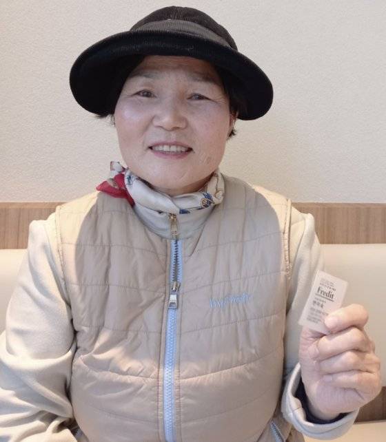 변미숙(58) hy 프레시 매니저가 자신의 이름과 연락, 할인쿠폰 번호 등이 적힌 스티커 명함을 소개하고 있다. 변 매니저는 이런 스티커를 연 2000장 이상 쓴다. 백일현 기자