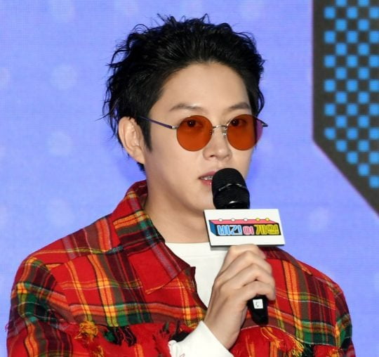 Super Junior Kim Hee-chul chose to break through the front door to his recent controversy. I solved the problem with action rather than an excuse. Kim Hee-chul, who has been in the entertainment industry for 19 years this year.Judging the right situation on the issue is changing negative public opinion.Kim Hee-chul expressed his feelings on the 18th anniversary of debut on the 6th. Kim Hee-chul said to his SNS, Its been 18 years since I debut. Time is so fast.Since high school student, leaflet spinning, factory, Hope house, swimming pool, Kikijo ... I remember coming to SM in the winter of 20 years old.I have always lived happily and pleasantly, but since I became an entertainer, I have been happier. I have received so much love that I want to be able to do it. Im not going to say Ill look for a beginner! Kim Hee-chul, who is in his 20s, was more insane than he is now. Anyway, Im really saying thank you and I love you, he said.Kim Hee-chul debuted as a Super Junior in 2005. During the last 20 years, Kim Hee-chul has been actively criticized.I overcame it calmly and greeted the fans in a professional manner.Kim Hee-chuls comments on an Internet broadcast were problematic. Kim Hee-chul, who criticized the school violence controversy in the entertainment industry.His remarks, mixed with profanity, caused his past thawing and disharmony.Denying school violence, he hosted a YouTuber wedding that caused school violence issues. In addition, Kangins remarks about drunk driving and assault controversy also raised peoples criticism.This is because it was a contradiction to the fandom atmosphere that issued the Kangin Super Junior Exit Statement at the time.Photos and sentences in conversation apps that communicate directly with fans have become problematic, such as using profanity against some overseas fans, taking pictures in front of nightclubs, and sharing Personal Life with fans in public.Some fans pointed out that Kim Hee-chuls actions were a fan deception.Kim Hee-chul said he would donate 100 million won to eradicate school violence, and his feelings on the 18th anniversary of the debut were buried.I apologize to my fans for their behavior in the past 20 years.In addition, it showed a change in behavior rather than the excuse of beginner. Celebrity is a career group dealing with the public. It is wisdom from Kim Hee-chuls long entertainment career.Kim Hee-chul presented his own solution to the many controversies surrounding him.