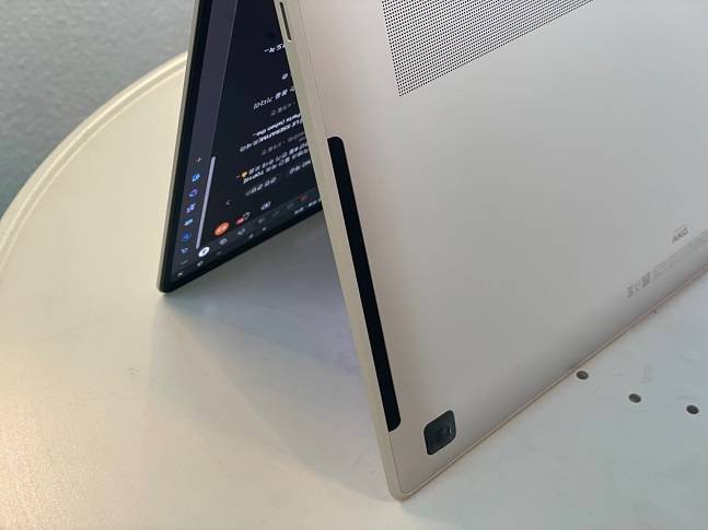 갤럭시북3 프로의 개선된 스피커 /사진=백유진 기자 byj@